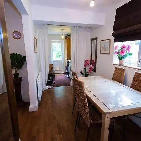 Apartamento Lovely 2 Bed House With Garden And Parking *