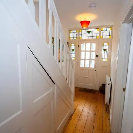 Lovely 2 Bed House With Garden And Parking