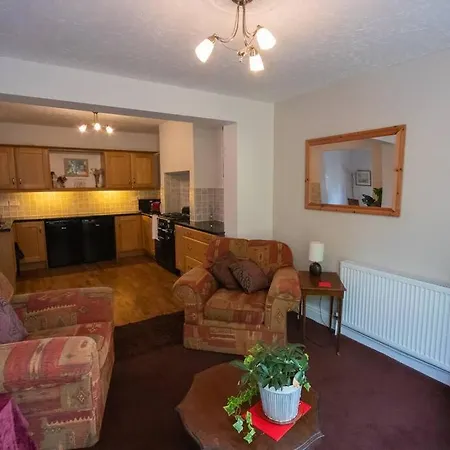 Lovely 2 Bed House With Garden And Parking *