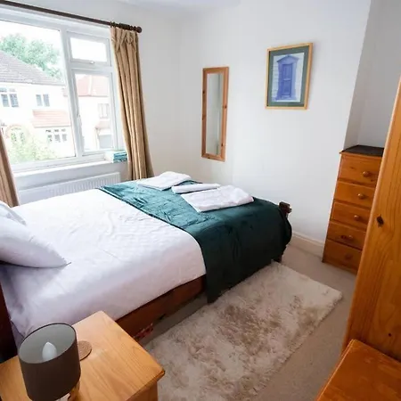 Lovely 2 Bed House With Garden And Parking *