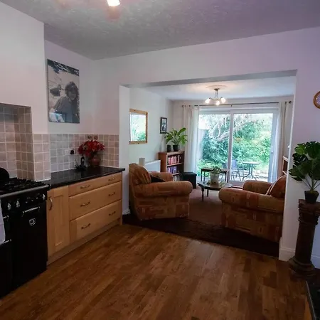 Lovely 2 Bed House With Garden And Parking Lägenhet