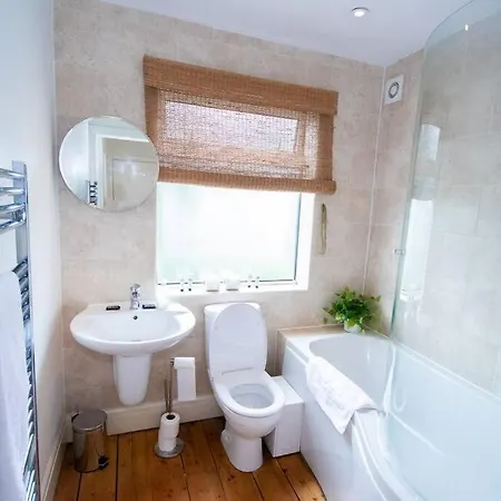 Lovely 2 Bed House With Garden And Parking Lägenhet *