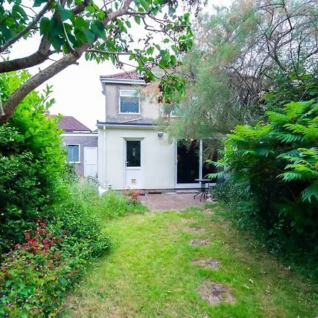 Lovely 2 Bed House With Garden And Parking * Bristol